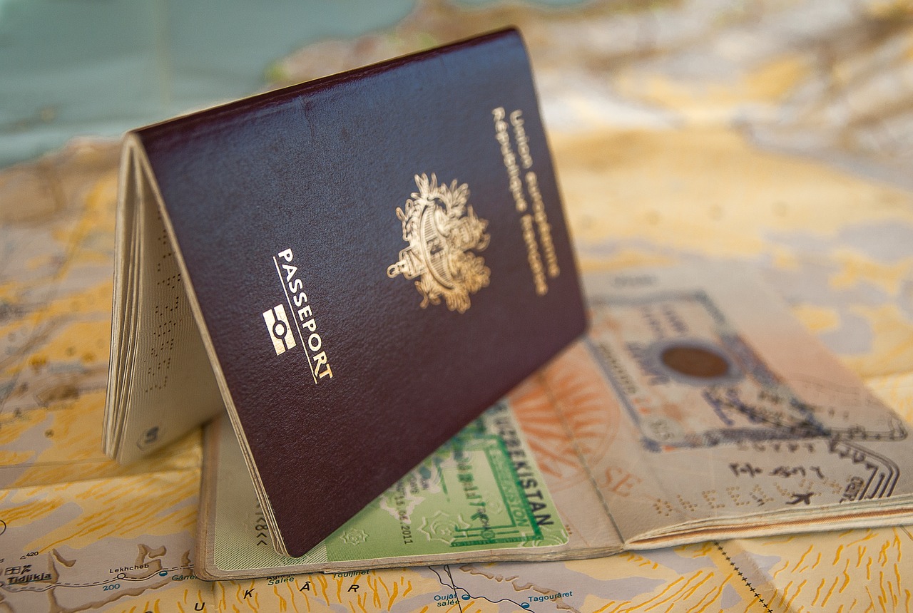 Reisepass mit Einreisestempeln auf einer Landkarte